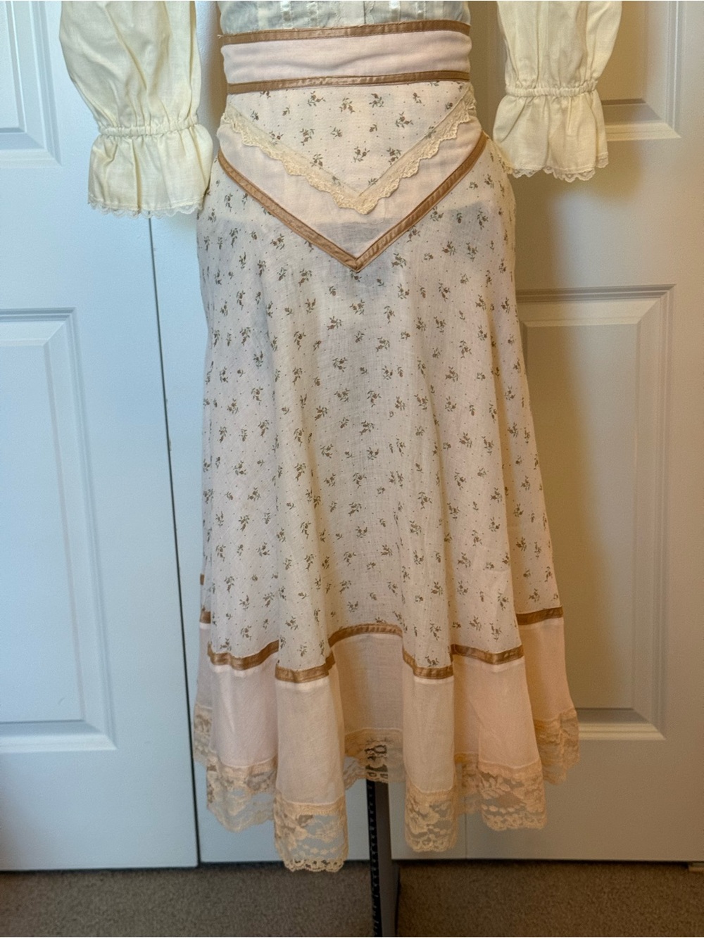 VINTAGE GUNNIE SAX SKIRT Cream and Pink Floral Prairie Skirt with Lace Trim